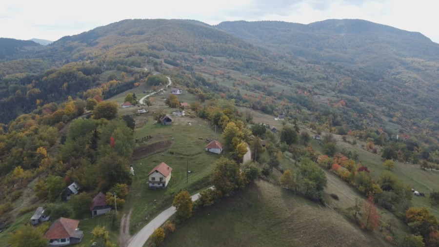 Lepo je u školi, ali mi ponekad nedostaju drugari: Eldina je jedina učenica u planinskom selu (FOTO)
