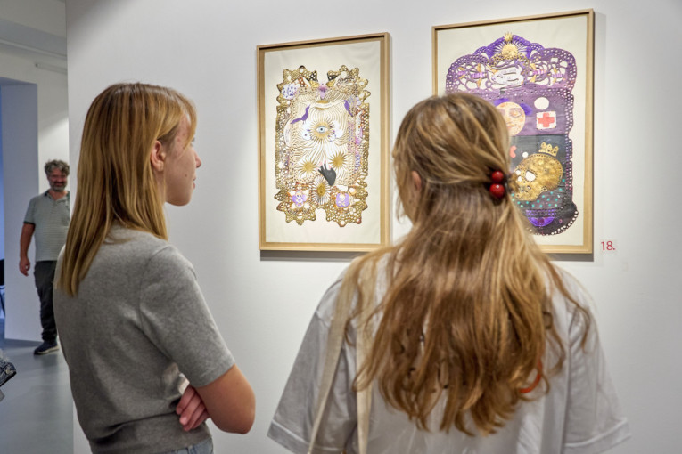 Košmarni bal pod maskama koje se tope pod granatama i požarima: Izložba "Četvrti Trijenale MNMU: Ekscentrici" (FOTO)