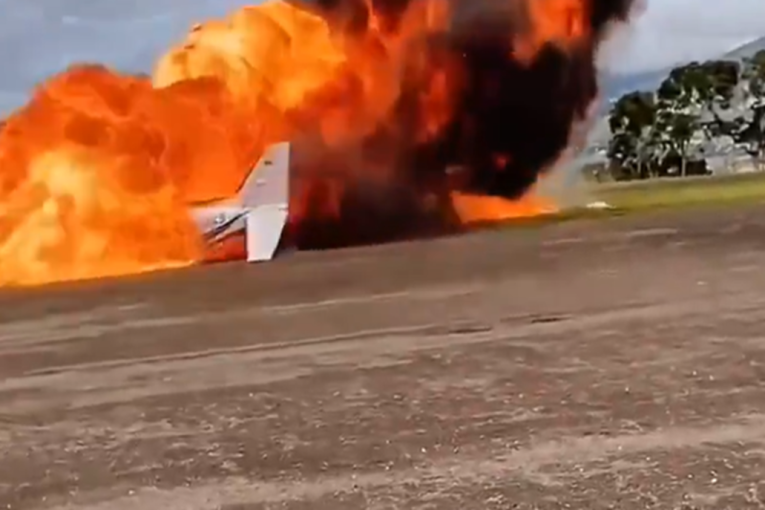 Avion se srušio odmah po uzletanju! Snimljena cela nesreća, iz njega odzvanjaju vrisci (VIDEO)