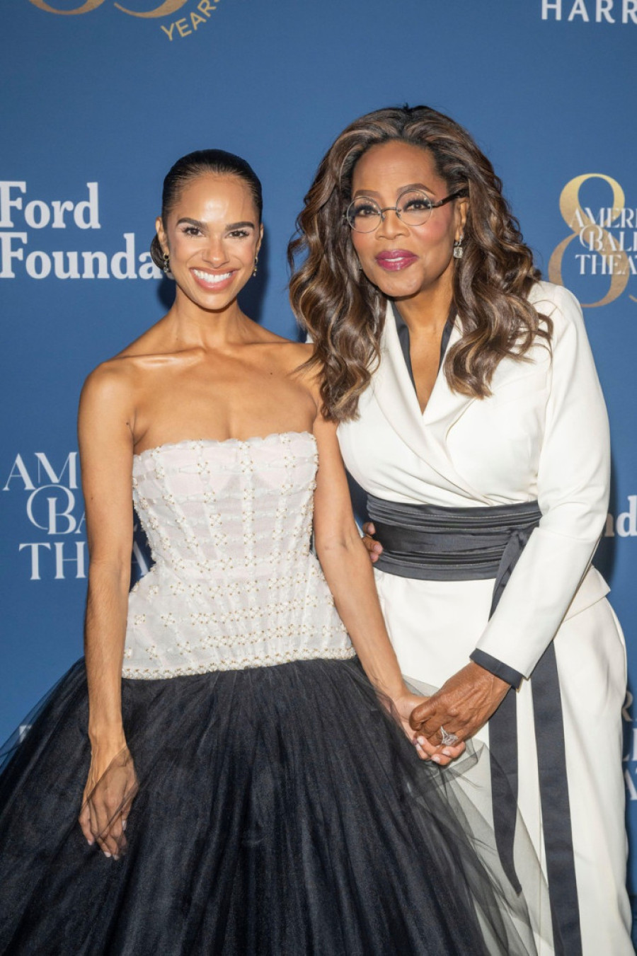 Dvadeset pet godina su mi se rugali: Opra Vinfri ponosno istakla sjajnu figuru u laskavoj crno-beloj kombinaciji (FOTO)