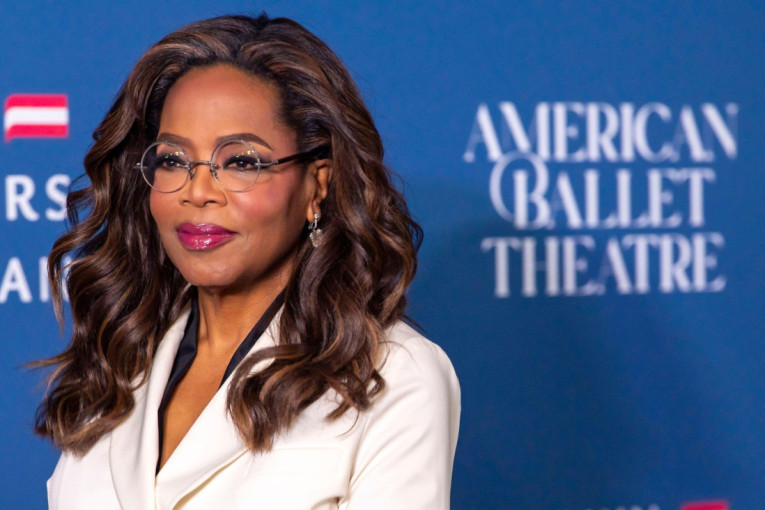 Dvadeset pet godina su mi se rugali: Opra Vinfri ponosno istakla sjajnu figuru u laskavoj crno-beloj kombinaciji (FOTO)