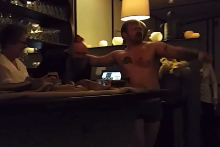 Američki političar se snimao bez majice, pa otkrio jezivu tetovažu: Uradio sam je u Hrvatskoj, nisam znao da je nacistička (VIDEO)