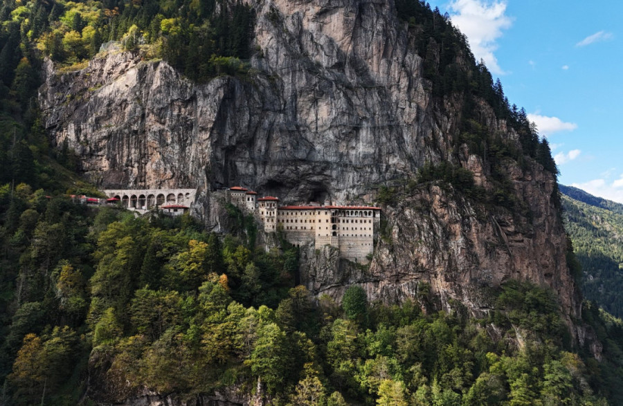 Čudo u steni Crne planine: Sveto mesto koje prkosi vremenu i gravitaciji (FOTO)