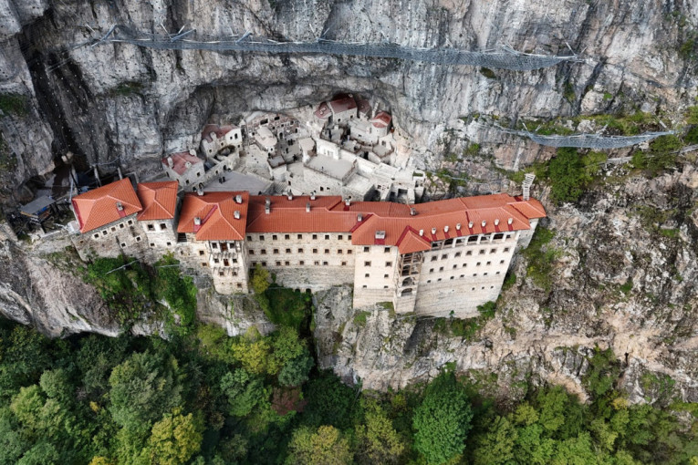 Čudo u steni Crne planine: Sveto mesto koje prkosi vremenu i gravitaciji (FOTO)