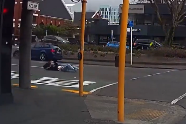 Olujni vetar ubija ljude po ulici! Ženu gurnuo na prometnu raskrsnicu, podigao je i bacio na asfalt (VIDEO)