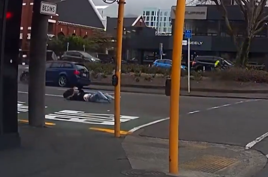 Mladu zamalo ubio luster tokom prvog plesa: Otkačio se i pao na nju, veselje prekinuto (VIDEO)