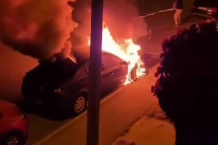 Vatra progutala automobil: Paklena scena u Novom Sadu (VIDEO)