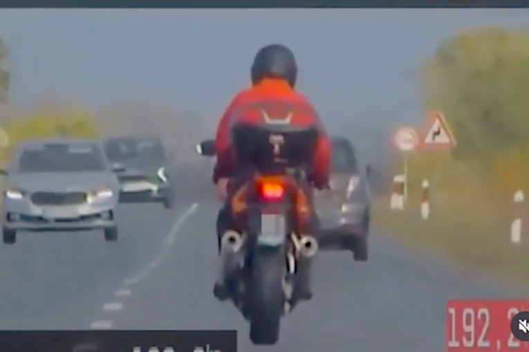 Leteo drumom 196 na sat! Presretač zaustavio vozača "dukatija" kod Pančeva, pogledajte! (VIDEO)