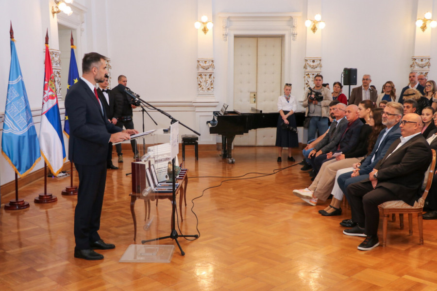Mićin i Vučinić dodelili Oktobarske nagrade i Novembarsku povelju grada Novog Sada