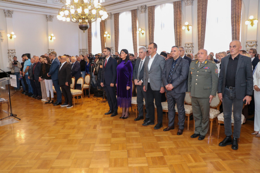 Mićin i Vučinić dodelili Oktobarske nagrade i Novembarsku povelju grada Novog Sada