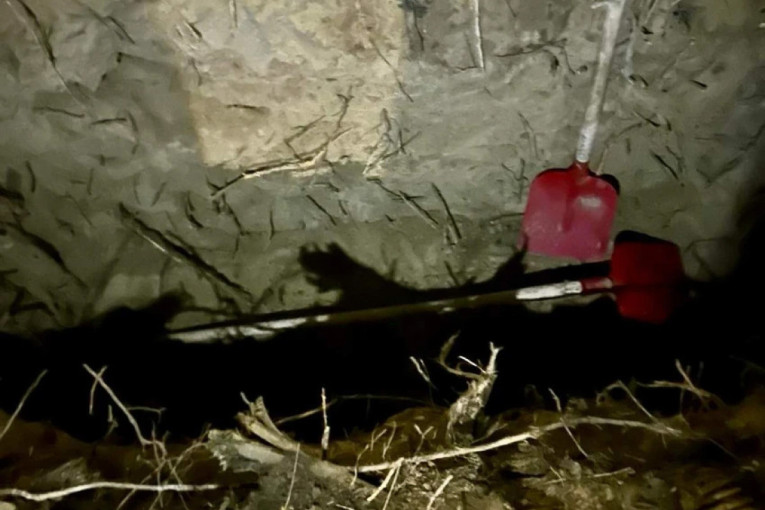 Zatekli ih kako kopaju raku! Uhapšene dve osobe, pronađeno im 24 litre sone kiseline i 50 kilograma kreča!