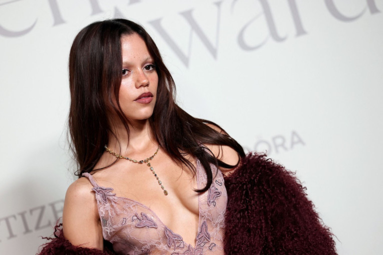 Više nije bakarna: Pamela Anderson ponovo promenila boju kose i oduševila retro autfitom (FOTO)