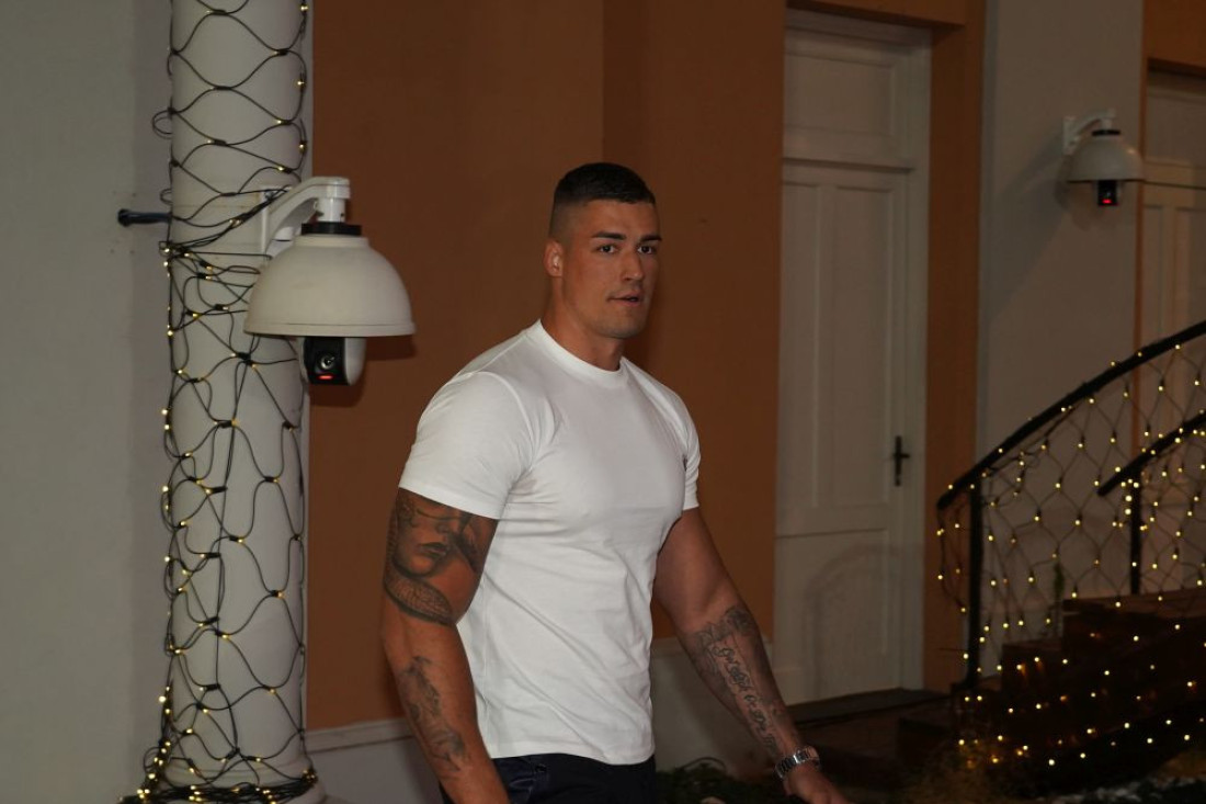 Družio se s ubicom Blažićem, menjao ime, a sad se i verio: Tek da vidite prsten na ruci njegove izabranice! (FOTO)