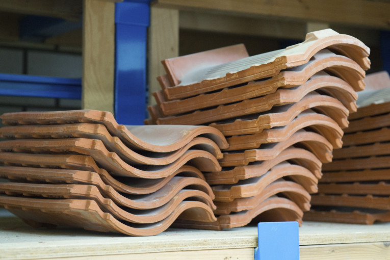 Trojka ispraznila stovarište: Evo kako su krali crep u Leskovcu