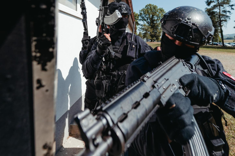Teroristički potres u Bosni: Dečak ubio policajca, izvadio se na godine (FOTO)