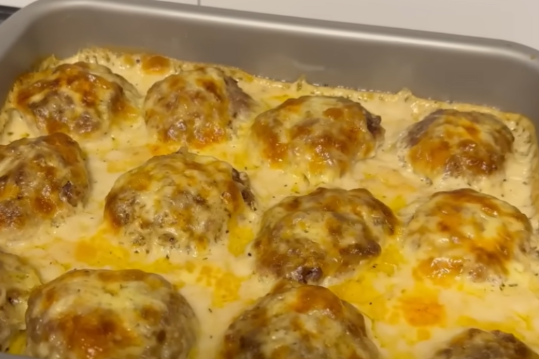 Recept dana: Sočne šnicle u sosu od belog luka, ukusan ručak koji se sprema brzo i jednostavno