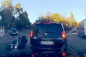 Strašna saobraćajka kod Košutnjaka! Motorista pao nasred puta leži - užas!