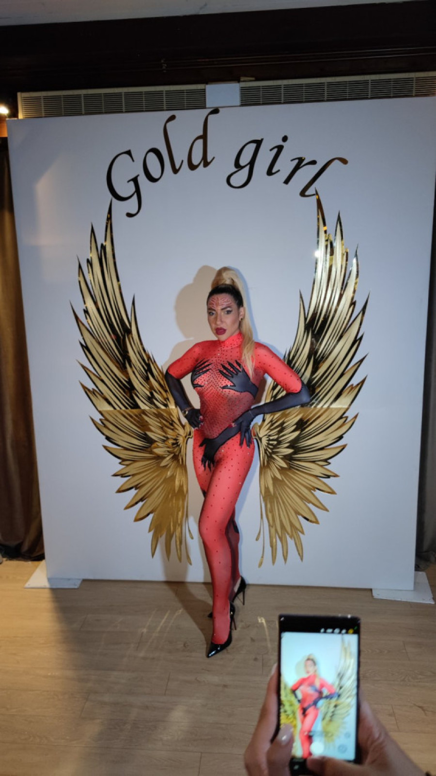 Jovana Jeremić pomerila granice! Voditeljka došla gola na svoj rođendan (FOTO)