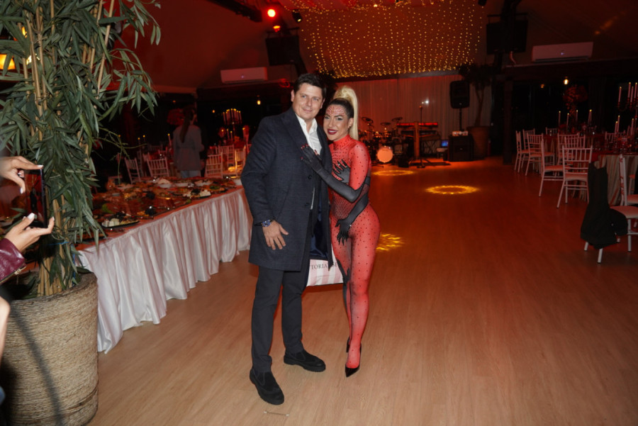 Bivši muž Jovane Jeremić stigao na gala rođendan voditeljke! Ovako je dočekala Voju