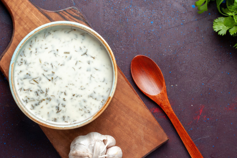 Odlično se slaže uz povrće, ali i ribu: Sos od belog luka će svako jelo učiniti ukusnijim i kremastijim (RECEPT)