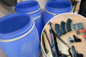 Policija upala u kuću na Zvezdari, zaplenjen arsenal oružja! 11 automatskih pušaka, 3 snajpera, pištolji, municija...