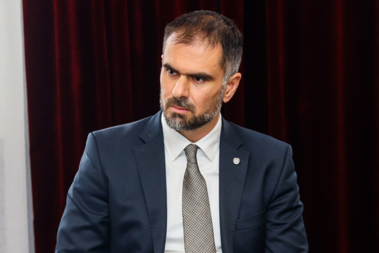 Ko je sada "ćaci"? Blokaderska bruka i nepismenost u prvom planu (FOTO)