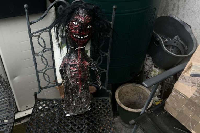 Zažalila je zbog ove kupovine: Britanka proživljava agoniju zbog uklete lutke, budi se sa ogrebotinama od kandži (FOTO)