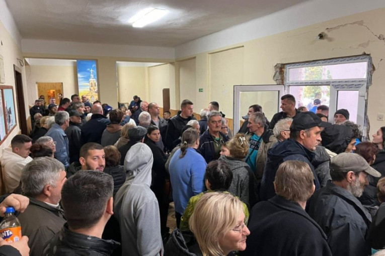 Kolone ljudi: Velika podrška i redovi za potpise za listu Aleksandra Vučića (FOTO)