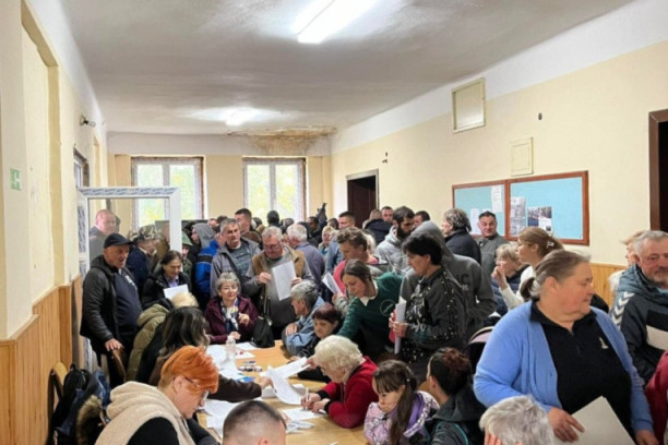 Kolone ljudi: Velika podrška i redovi za potpise za listu Aleksandra Vučića (FOTO)