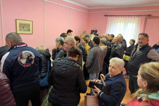 Kolone ljudi: Velika podrška i redovi za potpise za listu Aleksandra Vučića (FOTO)