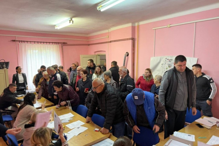 Kolone ljudi: Velika podrška i redovi za potpise za listu Aleksandra Vučića (FOTO)