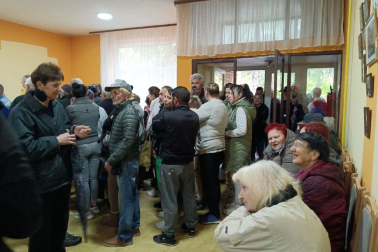 Kolone ljudi: Velika podrška i redovi za potpise za listu Aleksandra Vučića (FOTO)