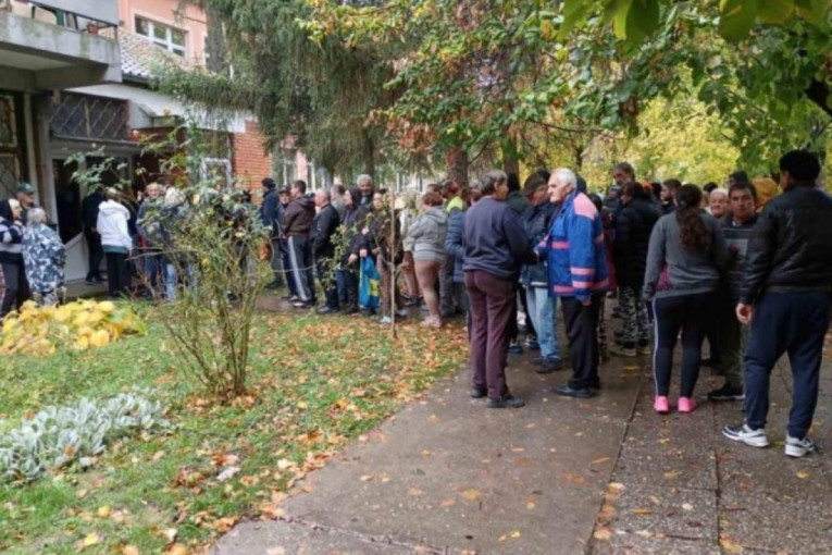 Kolone ljudi: Velika podrška i redovi za potpise za listu Aleksandra Vučića (FOTO)