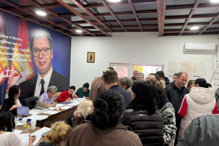Kolone ljudi: Velika podrška i redovi za potpise za listu Aleksandra Vučića (FOTO)