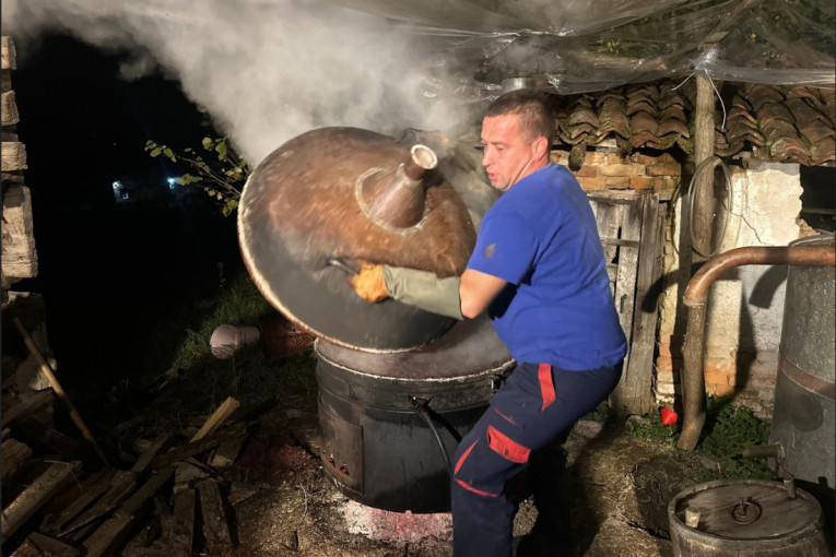 Puši se vesela mašina: Nenad je zanat naučio od dede i ne prepušta ga zaboravu! (FOTO)