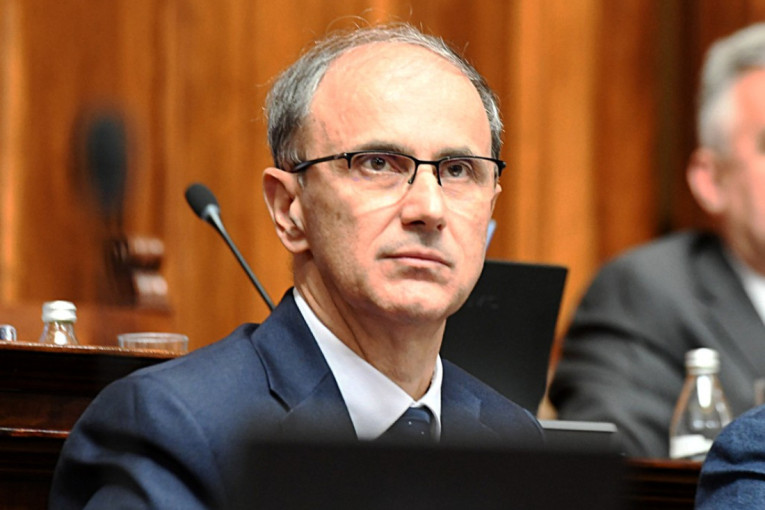 Premijer Macut: Ne sme se dozvoliti da univerziteti postanu političke pozornice