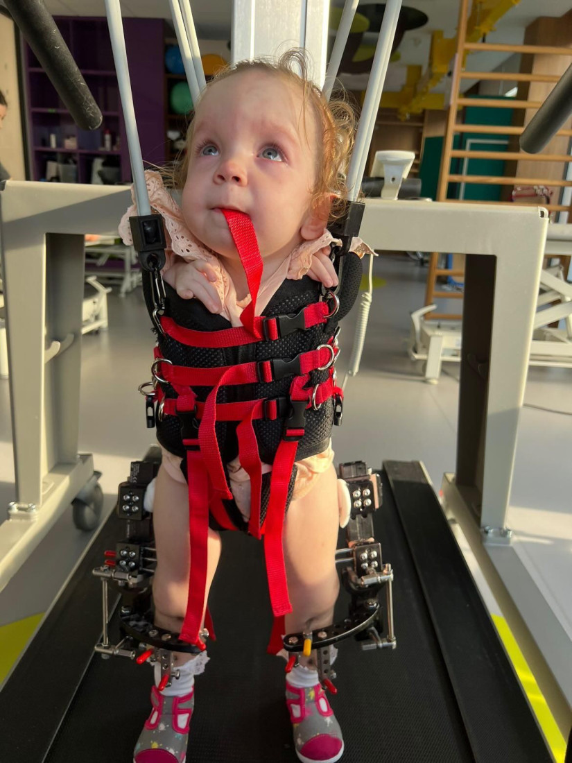 "Beba leptir" iz Bora rasplakala Srbiju: Irina bez ruku i kolena čeka dom koji će joj spasiti detinjstvo! (FOTO)