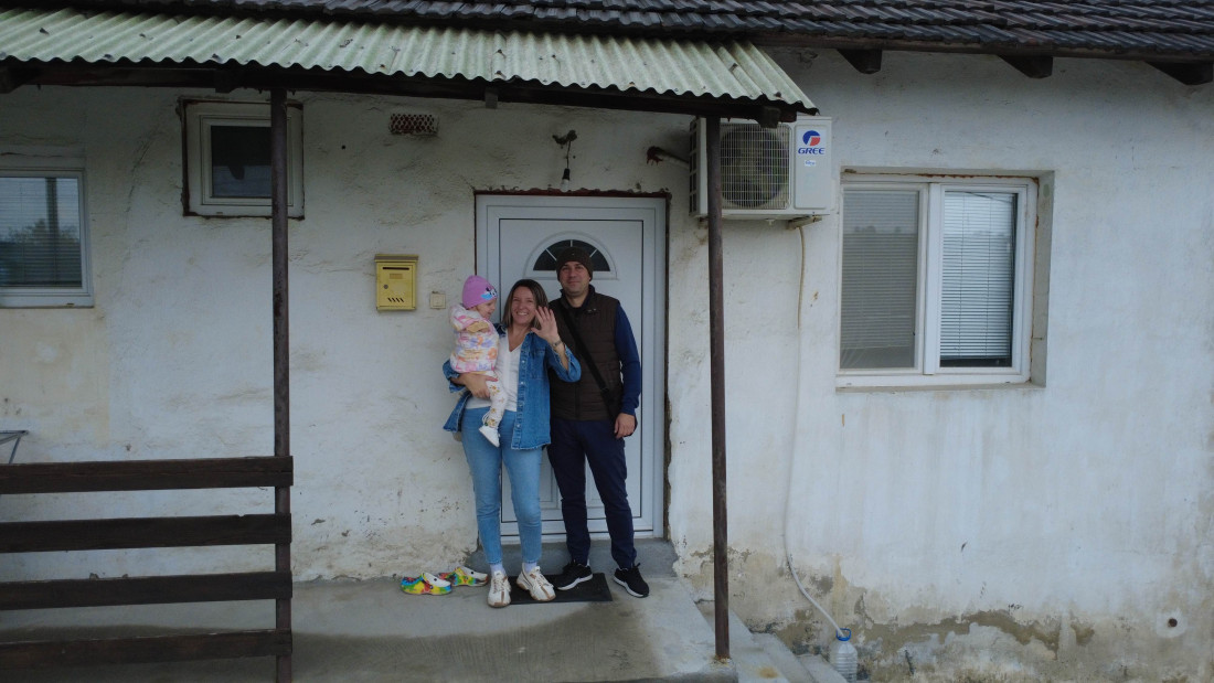 "Beba leptir" iz Bora rasplakala Srbiju: Irina bez ruku i kolena čeka dom koji će joj spasiti detinjstvo! (FOTO)