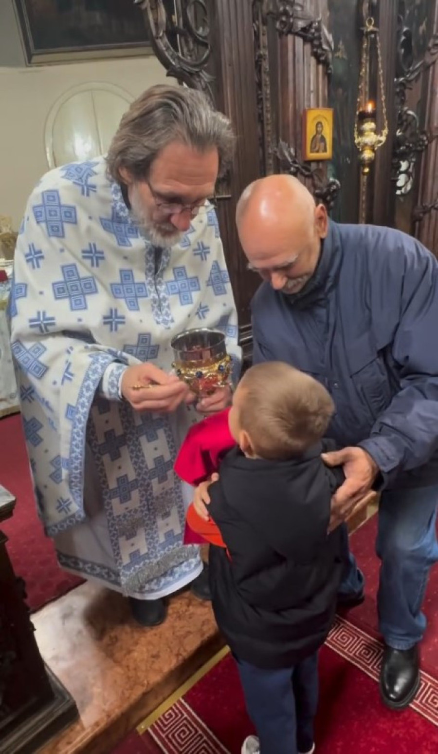 Veljko i Bogdana Ražnatović pričestili sinove: Objavili snimak iz crkve (FOTO)