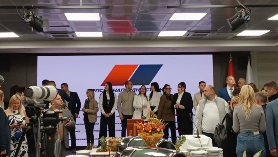 SNS obeležava slavu Svetu Petku, stigao i predsednik Vučić: "Srbija je sačuvala mir i stabilnost" (FOTO/VIDEO)