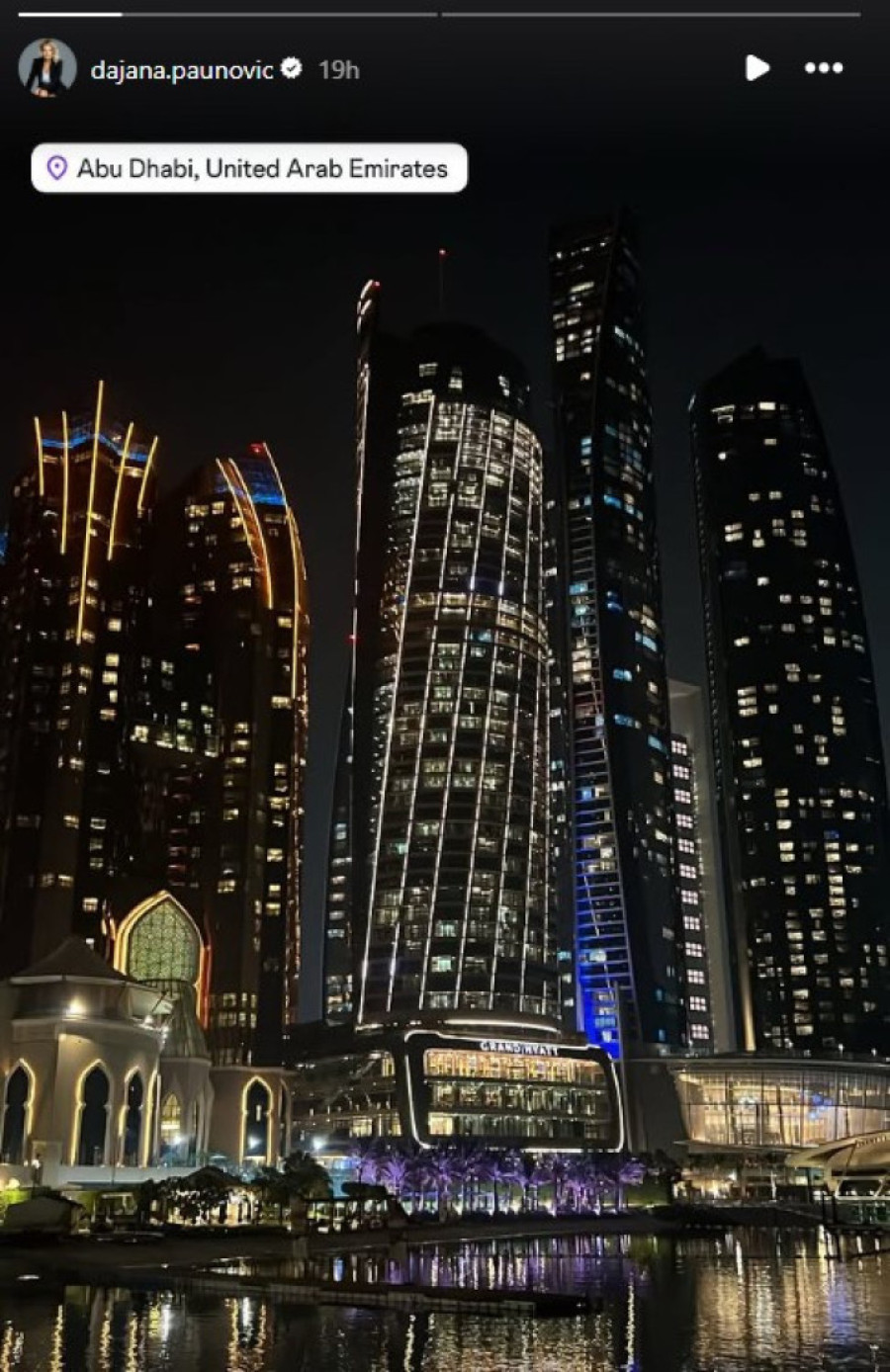 Voditeljka nedavno dobila besnog džipa, a sada se baškari na luks putovanju!