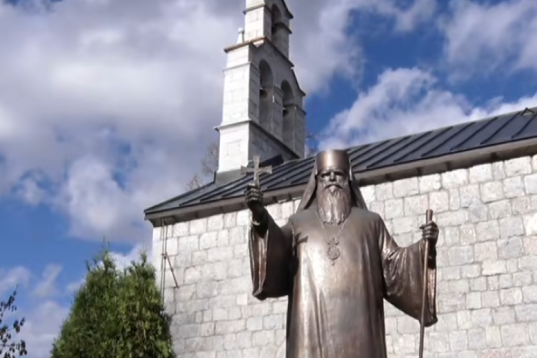 Đedo u bronzi: Otkriven spomenik mitropolitu Amfilohiju u Kolašinu (FOTO)