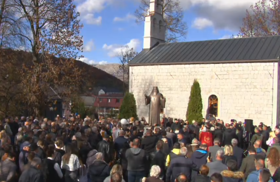 Đedo u bronzi: Otkriven spomenik mitropolitu Amfilohiju u Kolašinu (FOTO)