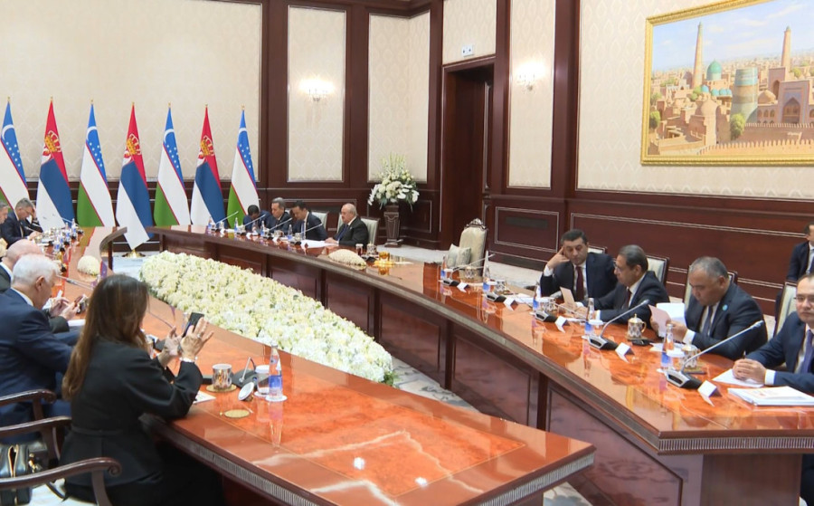 Vučić sa Mirzijojevom posadio drvo u Aleji počasnih gostiju u Taškentu