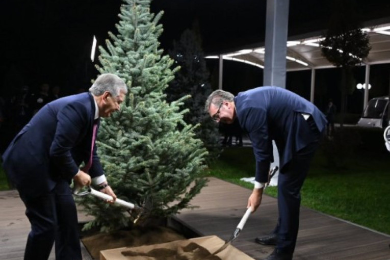 Vučić sa Mirzijojevom posadio drvo u Aleji počasnih gostiju u Taškentu