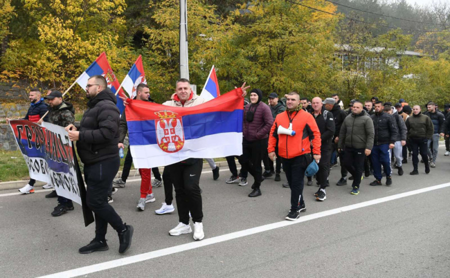 UZ SRPSKE TROBOJKE, VERU I ODLUČNOST: Grupa od 60 Srba sa Kosova i Metohije krenula jutros peške ka Novom Sadu da podrži predsednika Vučića