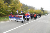 UZ SRPSKE TROBOJKE, VERU I ODLUČNOST: Grupa od 60 Srba sa Kosova i Metohije krenula jutros peške ka Novom Sadu da podrži predsednika Vučića