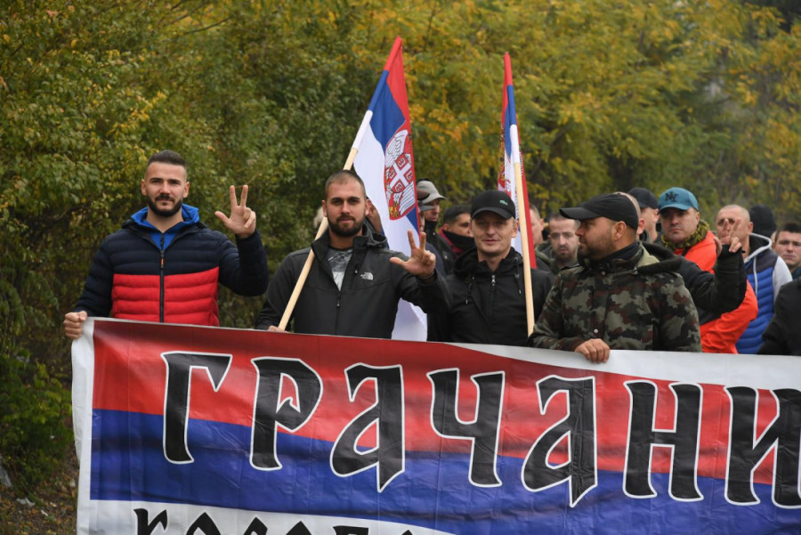 Spektakularni doček za Srbe sa KiM! Hvala vam, heroji klicalo 2.000 ljudi u Jarčujku (FOTO/VIDEO)