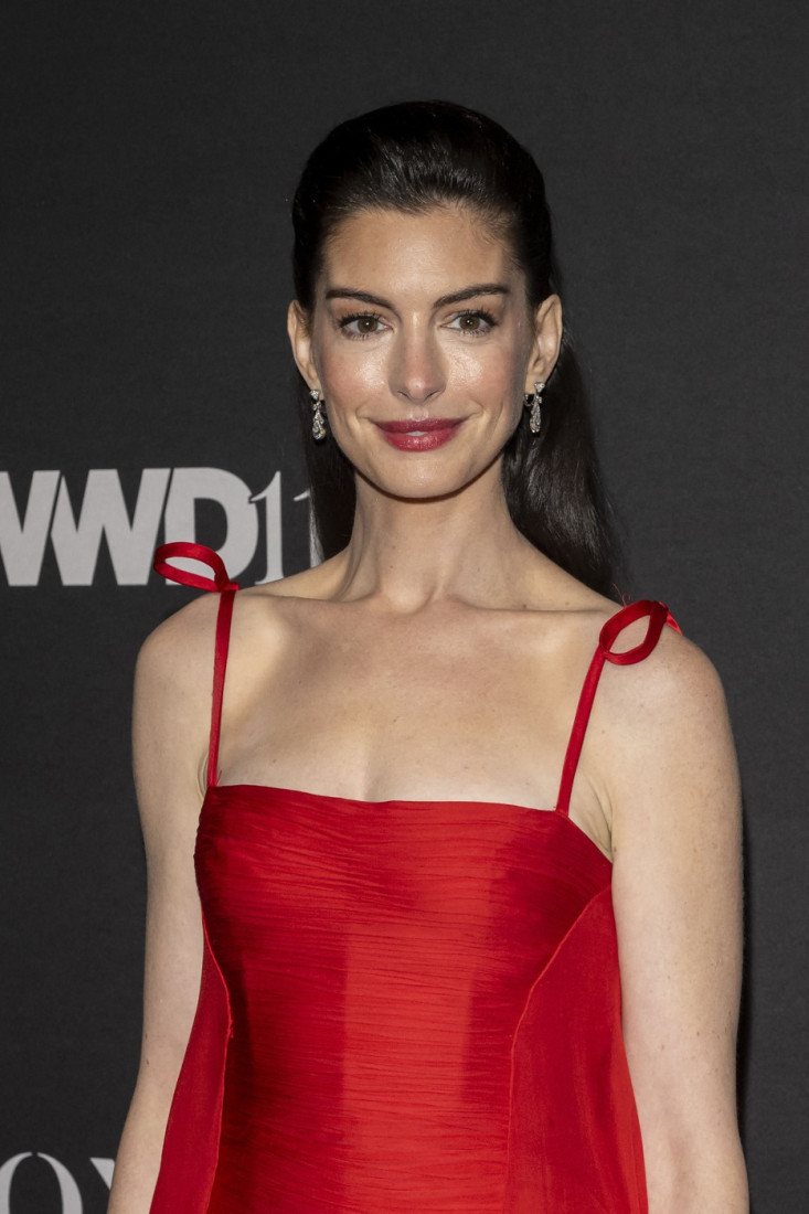 Izgleda kao prava princeza: En Hatavej se pojavila u crvenoj Valentino haljini i oborila sve sa nogu (FOTO)