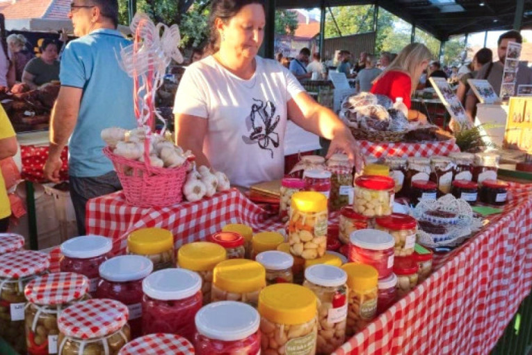 Da li ste znali šta sve može da se napravi od belog luka? Milena iz Idvora izumela neobične recepte i stvorila pravi delikates (FOTO)